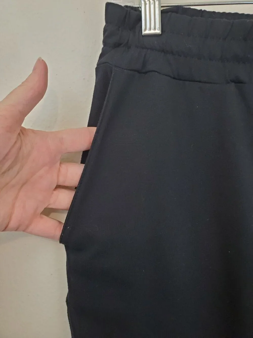 Vuori Performance Jogger in black, pull on with drawstring - Picture 7 of 12